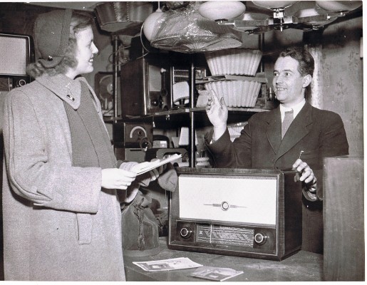 Wilhelm Heist mit Kundin ca. 1956 Wilhelm Heist mit Kundin ca. 1956